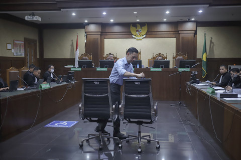 Menteri Perdagangan (Mendag) RI 2015-2016, Thomas Trikasih Lembong atau Tom Lembong bersiap menjalani sidang duplik terkait kasus dugaan korupsi importasi gula, di Pengadilan Tipikor Jakarta, Senin (14/7/2025). Foto: Jamal Ramadhan/kumparan