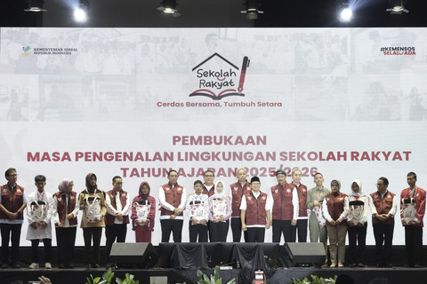Mensos Saifullah Yusuf (Gus Ipul) dan jajaran menteri dalam pembukaan MPLS Sekolah Rakyat di STIS Cibinong, Jabar, pada Senin (14/7/2025). Foto: Kemensos RI