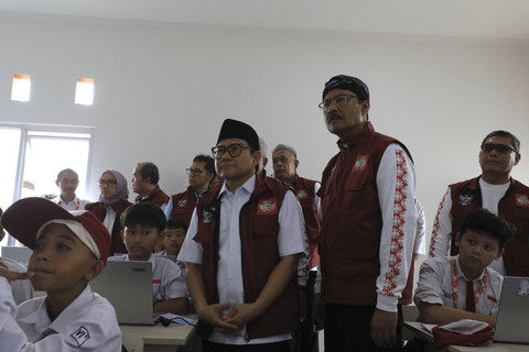 Mensos Saifullah Yusuf (Gus Ipul) dan Menteri Koordinator Bidang Pemberdayaan Masyarakat RI Muhaimin Iskandar dalam pembukaan MPLS Sekolah Rakyat di STIS Cibinong, Jabar, pada Senin (14/7/2025). Foto: Kemensos RI