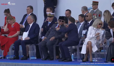 Presiden Prancis Emmanuel Macron berbincang dengan Presiden Prabowo saat menghadiri Peringatan Bastille Day di Paris, Prancis, Senin (14/7/2025). Foto: YouTube/ Sekretariat Presiden