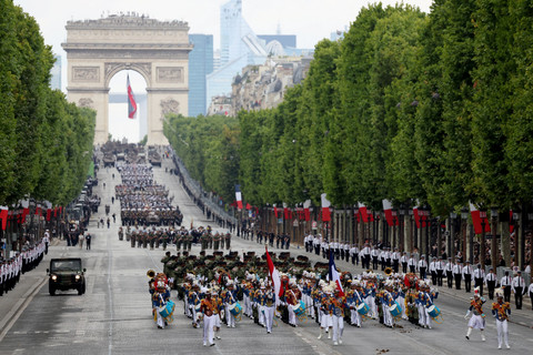 Personel Tentara Nasional Indonesia (TNI) tampil dalam perayaan Bastille Day di Paris, Prancis, Senin (14/7/2025). Foto: ludovic MARIN / AFP