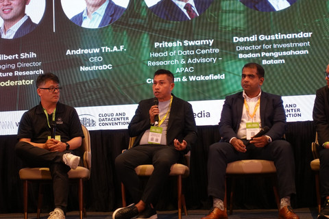 CEO NeutraDC Group Andreuw Th.A.F (kedua dari kiri) saat diskusi panel pada acara SIJORI - Cloud and Datacenter Convention 2025, di Singapura, Kamis (10/7). Foto: dok. Telkom