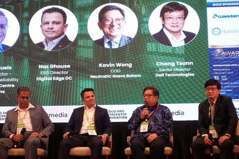 COO NeutraDC Nxera Batam Kavin Wong (kedua dari kanan) saat diskusi panel pada acara SIJORI - Cloud and Datacenter Convention 2025, di Singapura, Kamis (10/7). Foto: dok. Telkom