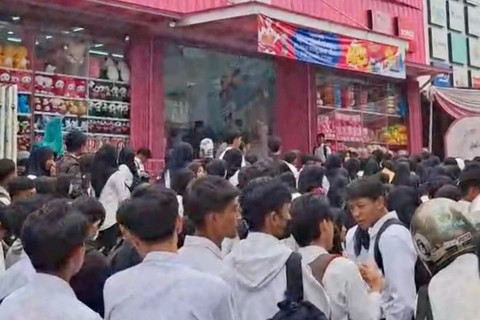 Para pencari kerja memadati toko Khaira Store di Jalan Siliwangi, Cianjur, Senin (14/7/2025). Foto: Dok. Istimewa