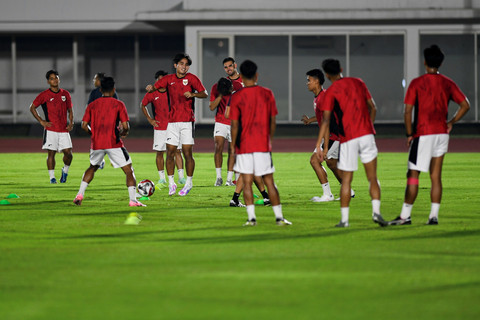 Pemain Timnas Indonesia U-23 mengikuti sesi latihan jelang Piala AFF di Lapangan Madya, GBK, Jakarta, Senin (14/7/2025). Foto: Muhammad Adimaja/ANTARA FOTO