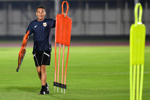 Pelatih Timnas U-23 Gerald Vanenburg menyiapkan perlengkapan latihan untuk Timnas Indonesia U-23 jelang Piala AFF di Lapangan Madya, GBK, Jakarta, Senin (14/7/2025). Foto: Muhammad Adimaja/ANTARA FOTO