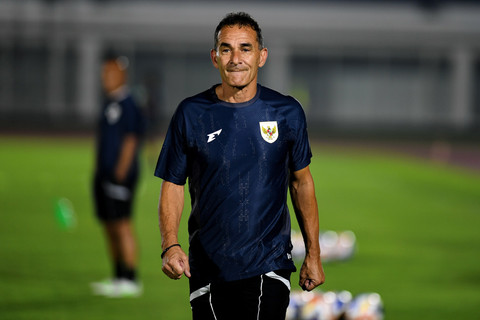 Pelatih Timnas U-23 Gerald Vanenburg memimpin jalannya latihan Timnas Indonesia U-23 jelang Piala AFF di Lapangan Madya, GBK, Jakarta, Senin (14/7/2025). Foto: Muhammad Adimaja/ANTARA FOTO