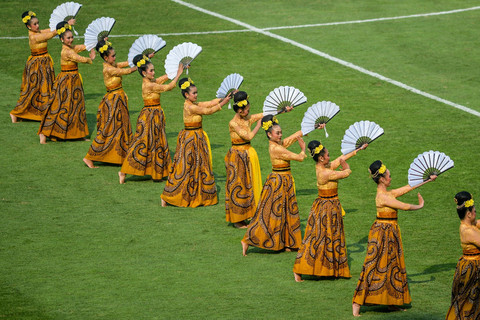 Sejumlah penari membawakan tarian pembuka pada pembukaan Piala Presiden di Stadion Si Jalak Harupat, Kabupaten Bandung, Jawa Barat, Jumat (19/7/2024). Foto: Raisan Al Farisi/ANTARA FOTO