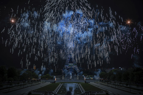 Kembang api dan pesawat tanpa awak menerangi Menara Eiffel di Paris, saat perayaan Hari Bastille, Senin (14/7/2025). Foto: Aurelien Morissard/AP Photo