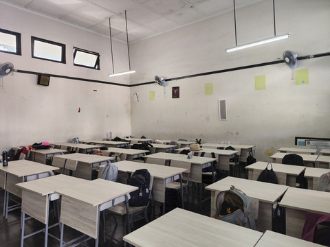 Suasana Masa Pengenalan Lingkungan Sekolah (MPLS) di Kota Bandung yang sebelumnya kekurangan kursi dan meja karena peningkatan jumlah murid per kelas, Selasa (15/7/2025). Foto: Alya Zahra/kumparan 