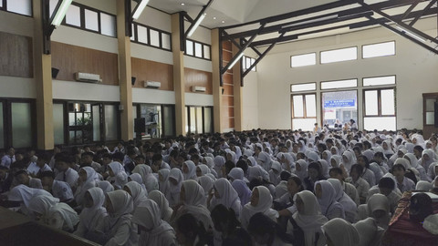 Suasana Masa Pengenalan Lingkungan Sekolah (MPLS) di Kota Bandung yang sebelumnya kekurangan kursi dan meja karena peningkatan jumlah murid per kelas, Selasa (15/7/2025). Foto: Alya Zahra/kumparan 