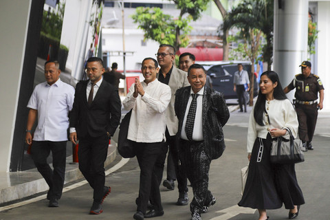 Menteri Pendidikan, Kebudayaan, Riset, dan Teknologi (Mendikbudristek) 2019-2024 Nadiem Makarim tiba untuk memenuhi panggilan pemeriksaan di Jampidsus, Kejaksaan Agung, Jakarta Selatan, Selasa (15/7/2025). Foto: Iqbal Firdaus/kumparan