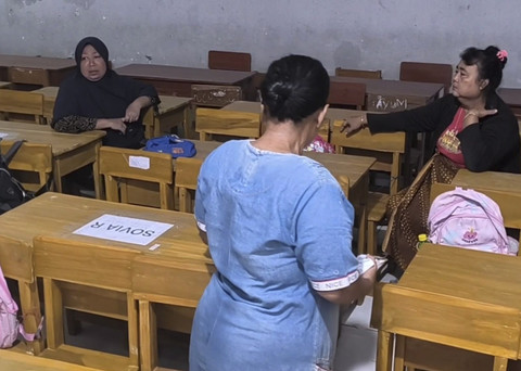Suasana kelas saat orang tua murid berebut kursi untuk anaknya di SD Negeri 4 Kedokanagung, Kecamatan Kedokan Bunder, Kabupaten Indramayu, Senin (14/7/2025). Foto: kumparan