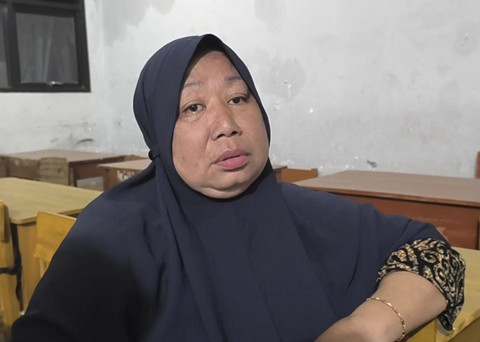 Surtini, salah satu orang tua murid saat diwawancara media di dalem kelas anaknya di SD Negeri 4 Kedokanagung, Kecamatan Kedokan Bunder, Kabupaten Indramayu, Senin (14/7/2025). Foto: kumparan