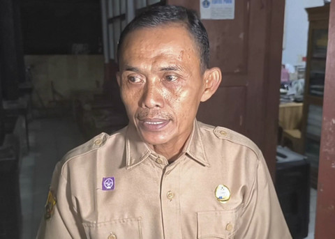 Kepala SD Negeri 4 Kedokanagung, Usmad, saat memberikan keterangan terkait para orang tua murid berebut tempat duduk di SD Negeri 4 Kedokanagung, Kecamatan Kedokan Bunder, Kabupaten Indramayu, Senin (14/7/2025). Foto: kumparan
