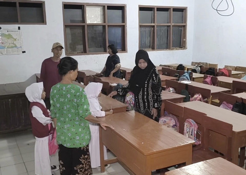 Suasana kelas saat orang tua murid berebut kursi untuk anaknya di SD Negeri 4 Kedokanagung, Kecamatan Kedokan Bunder, Kabupaten Indramayu, Senin (14/7/2025). Foto: kumparan