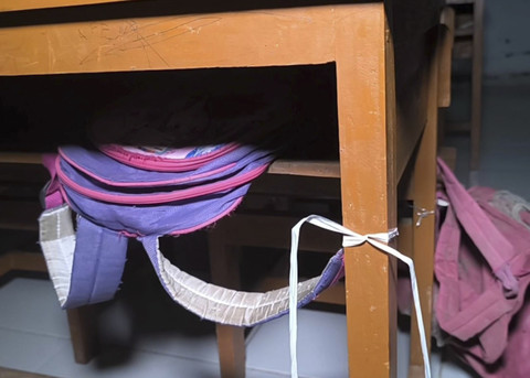 Tas sekolah yang diikat di meja sebagai penanda bahwa meja sudah ada yang punya di SD Negeri 4 Kedokanagung, Kecamatan Kedokan Bunder, Kabupaten Indramayu, Senin (14/7/2025). Foto: kumparan