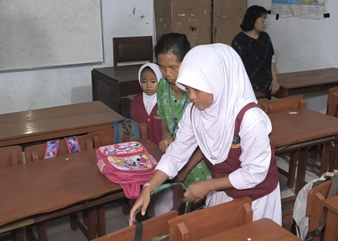 Tas sekolah yang diikat di meja sebagai penanda bahwa meja sudah ada yang punya di SD Negeri 4 Kedokanagung, Kecamatan Kedokan Bunder, Kabupaten Indramayu, Senin (14/7/2025). Foto: kumparan