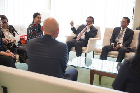 Gubernur DKI Jakarta, Pramono Anung Wibowo, bersama dengan Wakil Menteri Luar Negeri Republik Indonesia, Arrmanatha Nasir, menghadiri sesi pembukaan High Level Political Forum on Sustainable Development (HLPF) di markas besar PBB, Senin (14/7/2025). Foto: Pemprov DKI Jakarta