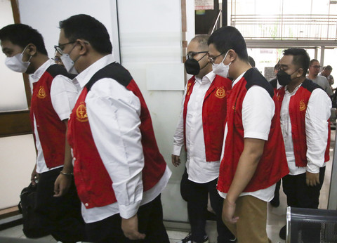 Sejumlah terdakwa kasus perlindungan judi daring bersiap memasuki ruang sidang untuk mengikuti sidang dengan agenda tuntutan di Pengadilan Negeri Jakarta Selatan, Jakarta, Rabu (9/7/2025). Foto: Muhammad Iqbal/ANTARA FOTO