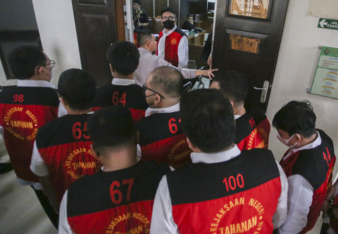 Sejumlah terdakwa kasus perlindungan judi daring bersiap memasuki ruang sidang untuk mengikuti sidang dengan agenda tuntutan di Pengadilan Negeri Jakarta Selatan, Jakarta, Rabu (9/7/2025). Foto: Muhammad Iqbal/ANTARA FOTO