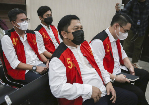 Terdakwa kasus dugaan suap pengamanan situs judi daring tindakan pemblokiran oleh Kemenkominfo, Zulkarnaen Apriliantony, Adhi Kismanto, Alwin Jabarti Kiemas, dan Muhrijan alias Agus bersiap mengikuti sidang di Pengadilan Negeri Jakarta (9/7/2025). Foto: Muhammad Iqbal/ANTARA FOTO
