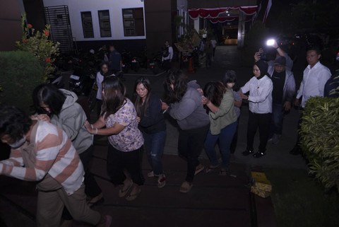 Polda Jabar menetapkan 12 tersangka dalam kasus human trafficking di Singapura, Selasa (15/7/2025). Foto: Dok. Polda Jabar