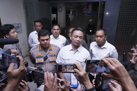 Kabid Humas Polda Jabar Kombes Pol Hendra Rochmawan dan Dirreskrimum Polda Jabar Kombes Pol Surawan, menjelaskan kasus penjualan bayi ke Singapura, Selasa (15/7/2025). Foto: Dok. Polda Jabar