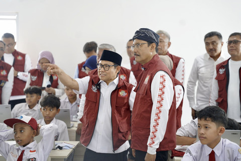 Mensos Saifullah Yusuf (Gus Ipul) dan Menko Pemberdayaan Masyarakat Muhaimin Iskandar (Cak Imin) usai Pembukaan MPLS di Sekolah Rakyat Menengah Pertama 10 Kabupaten Bogor di Sentra Terpadu Inten Soewono Cibinong, Jawa Barat, Senin (14/7/2025). Foto: Kemensos RI