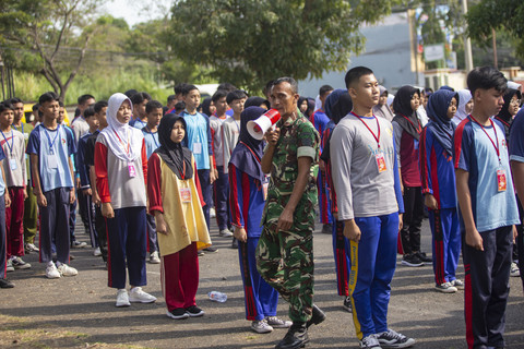 Anggota Babinsa Koramil 1602 Sindang Indramayu memberikan pelatihan baris-berbaris kepada pelajar pada Masa Pengenalan Lingkungan Sekolah (MPLS) di SMA Negeri 1 Sindang, Indramayu, Jawa Barat, Selasa (15/7/2025). Foto: Dedhez Anggara/ANTARA FOTO