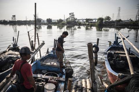 Nelayan mencuci kerang hijau di kawasan pesisir Tambakrejo, Tanjung Mas, Semarang, Jawa Tengah, Selasa (15/7/2025). Foto: ANTARA FOTO/Aprillio Akbar