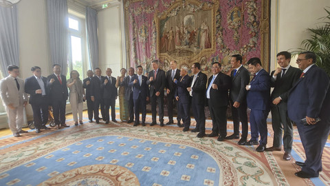 Ketum KADIN Anindya Bakrie berfoto bersama usai meluncurkan KADIN Geo di Paris, Senin (15/7/2025). Foto: Arifin Asydhad/kumparan