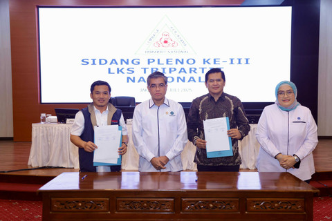 Menaker Yassierli menghadiri Sidang Pleno LKS Tripartit Nasional di ruang Tridharma Kemnaker, Jakarta, pada Selasa (15/7/2025). Foto: Kemnaker RI