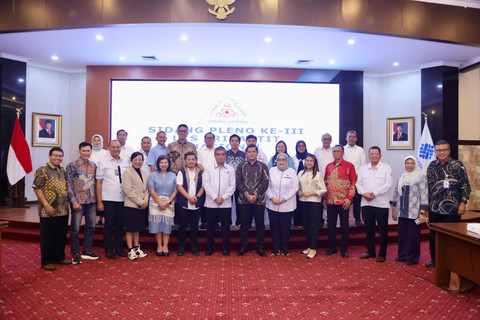 Menaker Yassierli menghadiri Sidang Pleno LKS Tripartit Nasional di ruang Tridharma Kemnaker, Jakarta, pada Selasa (15/7/2025). Foto: Kemnaker RI