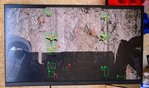 Monitor menampilkan salah satu robot AI otonom bertenaga surya Aigen, yang disebut Element, menguraikan berbagai jenis tanaman saat beroperasi di Bowles Farm di Los Banos, California, Amerika Serikat. Foto: JOSH EDELSON / AFP