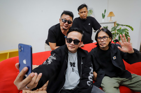 Personel Peterpan Indra (kiri depan), Lukman (kanan depan), Reza (kanan belakang), dan Andika (kiri belakang) saat media visit ke kantor kumparan, Selasa (15/7/2025). Foto: Jamal Ramadhan/kumparan