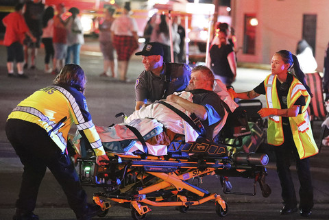 Petugas tanggap darurat mengevakuasi warga pada kebakaran di salah satu Panti Jompo di Fall River, Massachusetts, Amerika Serikat, Minggu (13/7/2025). Foto:  Colin Furze/USA Today Network/Via Reuters