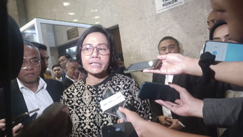 Menteri Keuangan Sri Mulyani menjawab pertanyaan wartawan di Kompleks... </div>
<div class=