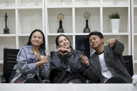 Pemeran film Bertaut Rindu, Aulia Deas, Bertram Beryl, Adhisty Zara saat berkunjung ke kumparan di Jakarta, Selasa (15/7/2025). Foto: Syawal Febrian Darisman/kumparan