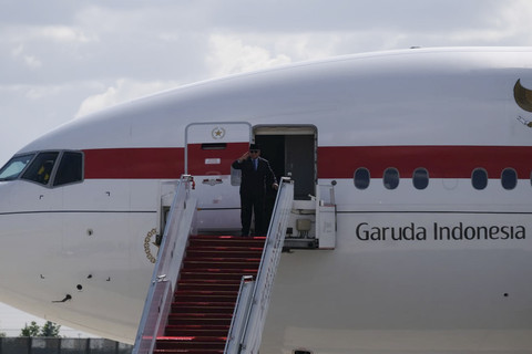 Presiden Prabowo Subianto bersiap memasuki pesawat kepresidenan sebelum bertolak kembali ke Indonesia usai lawatannya ke Prancis di Bandara Orly, Paris, Prancis, Selasa (15/7/2025). Foto: Luthfi Humam/kumparan