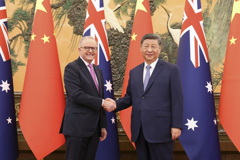 Presiden China Xi Jinping berjabat tangan dengan Perdana Menteri Australia Anthony Albanese saat melakukan pertemuan di Aula Besar Rakyat di Beijing, China, Selasa (15/7/2025). Foto: China Daily via REUTERS