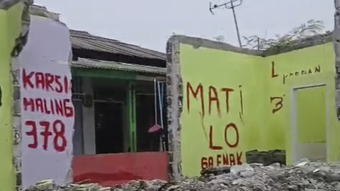Suasana kontrakan yang hancur akibat kasus penipuan jual beli kontrakan murah di kawasan Bekasi Barat, Jawa Barat, Selasa (15/7/2025). Foto: Dok. kumparan