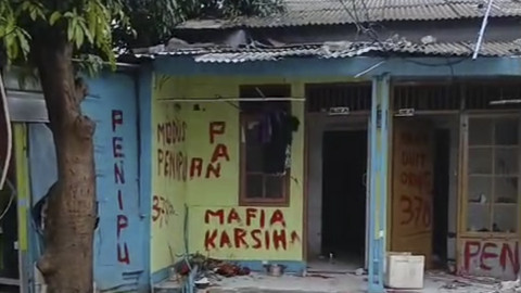 Suasana kontrakan yang hancur akibat kasus penipuan jual beli kontrakan murah di kawasan Bekasi Barat, Jawa Barat, Selasa (15/7/2025). Foto: Dok. kumparan