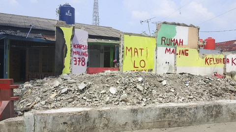 Suasana kontrakan yang hancur akibat kasus penipuan jual beli kontrakan murah di kawasan Bekasi Barat, Jawa Barat, Selasa (15/7/2025). Foto: Dok. kumparan