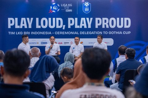 Corporate Secretary BRI Agustya Hendy Bernadi (kedua dari kiri) pada pelepasan Tim LKG BRI Indonesia yang akan bertanding pada Gothia Cup 2025 yang digelar di BRI Brilian Stadium, Jakarta, Rabu (9/7). Foto: Dok. BRI