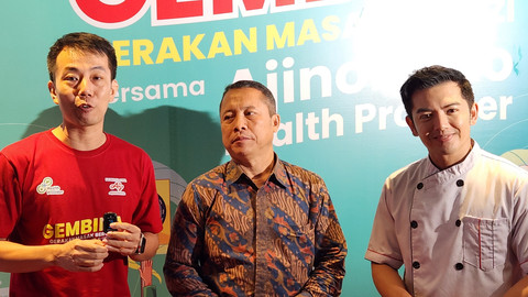 Ajinomoto gandeng Nicky Tirta untuk ajak edukasi ibu-ibu PKK Pesanggrahan dalam membuat masakan gizi seimbang dan bijak penggunaan garam, di Jakarta (15/7/2025). Foto: Azalia Amadea/Kumparan