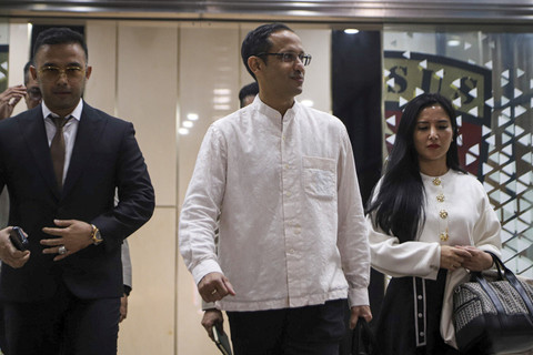 Menteri Pendidikan, Kebudayaan, Riset, dan Teknologi (Mendikbudristek) 2019-2024 Nadiem Makarim berjalan keluar usai menjalani pemeriksaan di Kejaksaan Agung, Jakarta, Selasa (15/7/2025). Foto: Iqbal Firdaus/kumparan