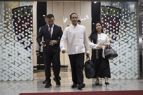 Menteri Pendidikan, Kebudayaan, Riset, dan Teknologi (Mendikbudristek) 2019-2024 Nadiem Makarim berjalan keluar usai menjalani pemeriksaan di Kejaksaan Agung, Jakarta, Selasa (15/7/2025). Foto: Iqbal Firdaus/kumparan