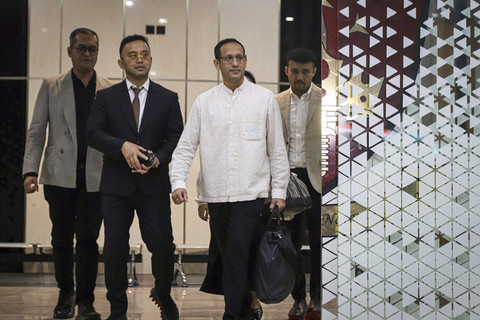 Menteri Pendidikan, Kebudayaan, Riset, dan Teknologi (Mendikbudristek) 2019-2024 Nadiem Makarim berjalan keluar usai menjalani pemeriksaan di Kejaksaan Agung, Jakarta, Selasa (15/7/2025). Foto: Iqbal Firdaus/kumparan
