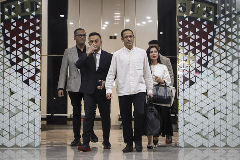 Menteri Pendidikan, Kebudayaan, Riset, dan Teknologi (Mendikbudristek) 2019-2024 Nadiem Makarim berjalan keluar usai menjalani pemeriksaan di Kejaksaan Agung, Jakarta, Selasa (15/7/2025). Foto: Iqbal Firdaus/kumparan